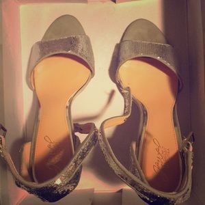 Silver sequins pumps